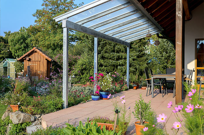 Bunte Fliesen sind das Kennzeichen einer Terrasse im orientalischen Stil
