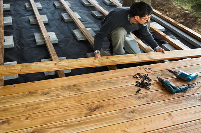 Holzterrasse mit Unterkonstruktion verlegen: mit detaillierter Bauanleitung gelingt das leicht.

