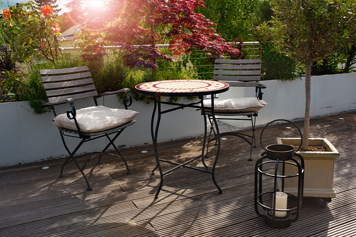 Rustikale Möbel gestalten eine mediterrane Terrasse besonders gemütlich 
