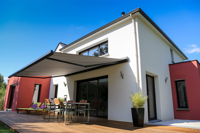 Sonnenschutz für Terrasse spendet nicht nur Schatten, sondern ist auch ein wichtiges Gestaltungselement
