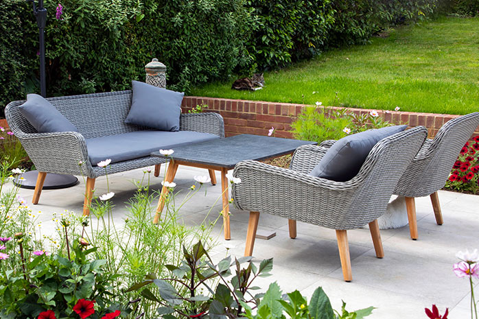 Terrasse gemütlich schön gestalten mit Möbel aus Polyrattan

