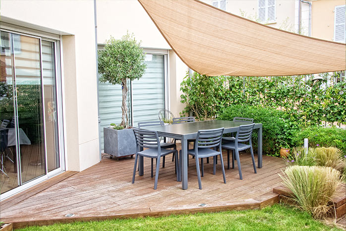 Auch eine kleine Terrasse kann gemütlich eingerichtet werden, ohne überladen zu wirken
