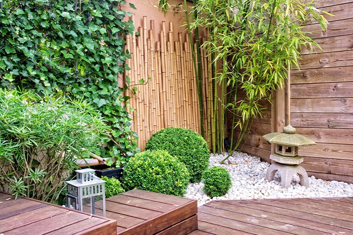 Der Einrichtungsstil einer asiatisch gestalteten Terrasse beschränkt sich auf das Wesentliche
